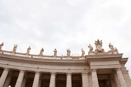 Architectural detail of st peters basilica colonnade with statues standing on columns.のeditorial素材