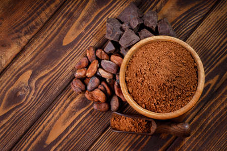 cacao powder in wooden bowlの写真素材