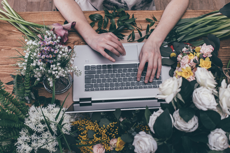 Small business concept with florist woman ownership working on laptopの写真素材