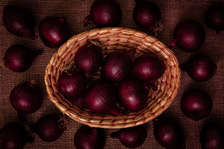 close up red onion on a brown backgroundの写真素材