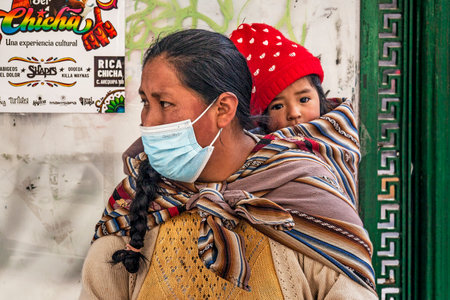 PERU - MAY 15, 2022: Peruvian people in traditional clothes in Cuzco. Mother with her small daughter.  Cusco, Peru, May 15, 2022のeditorial素材