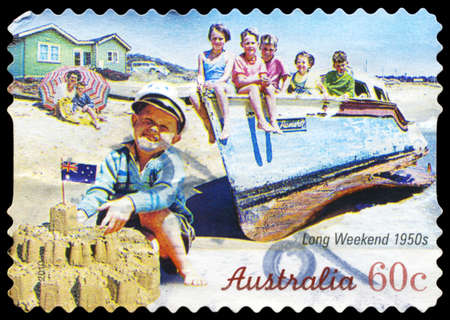 AUSTRALIA - CIRCA 2010: A Stamp printed in AUSTRALIA shows the Children on the beach, Long Weekend series, circa 2010のeditorial素材