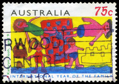 AUSTRALIA - CIRCA 1994: A Stamp printed in AUSTRALIA shows the Picture by Kathryn Teoh, aged 9, Children paintings of their families series, circa 1994のeditorial素材