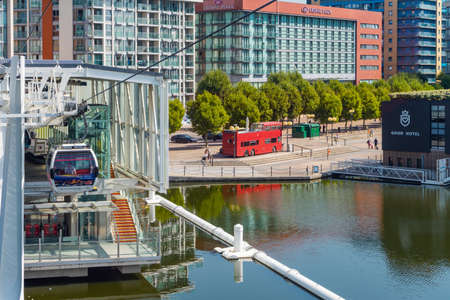 Emirates Air Line cable cars on thames river in London, UK.のeditorial素材