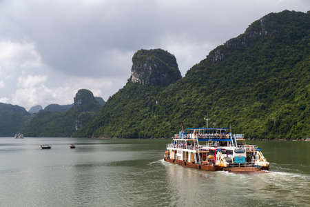 HALONG BAY, VIETNAM - CIRCA AUGUST 2015: Cruise ship sails in Halong Bay, Vietnamのeditorial素材