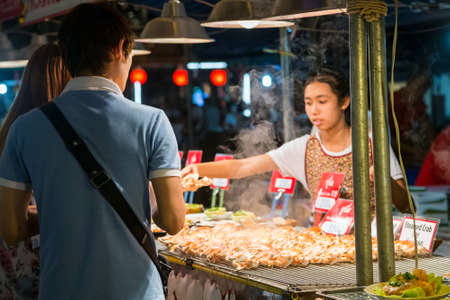 CHIANG MAI, THAILAND - CIRCA AUGUST 2015: Local people sell traditional Thai food and drinks at night market in Chiang Mai, Thailandのeditorial素材