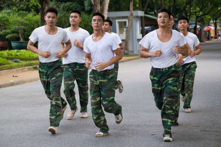 HANOI, VIETNAM - CIRCA AUGUST 2015: Vietnamese soldiers run in training outside their baseのeditorial素材