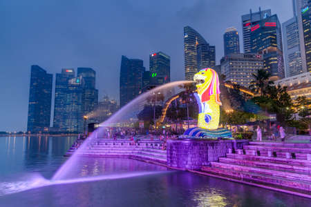 Singapore, Singapore - circa September 2015: Merlion Statue and Fontain in Singapore by nightのeditorial素材