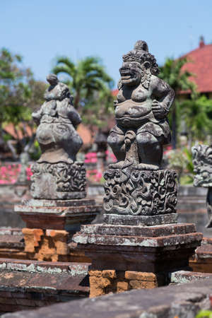 Balinese Hindu statues in Klungkung Palace, Semarapuraのeditorial素材