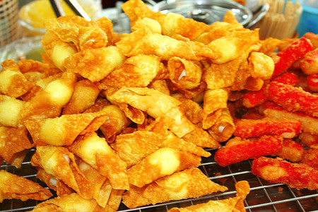 Fried dumpling and sausage on grille at  marketの写真素材