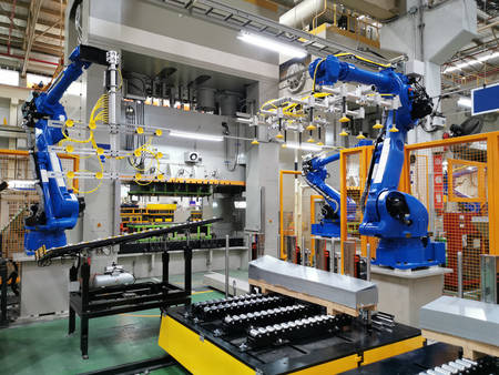 Industrial robot are test run process in assembly factory.の素材 [FY310146574196]