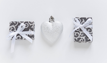 Photo Christmas composition on a white background. Christmas composition with Christmas decorations and gifts. New Year's composition.の写真素材