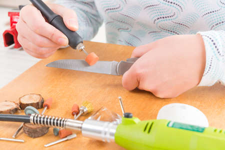 Using a high speed rotary multi tool to grinding a knife