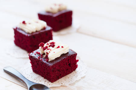 Red velvet cakes on wooden boardの写真素材