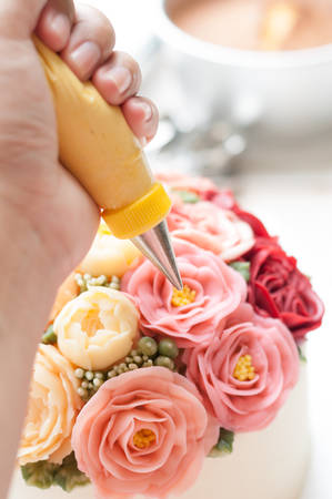 decorating cake, piping buttercreamの写真素材