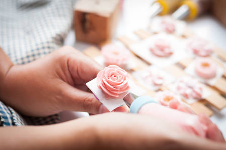 decorating cake, piping buttercreamの写真素材