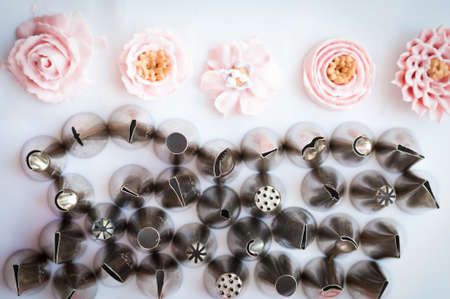 decorating cake, piping flowers buttercreamの写真素材