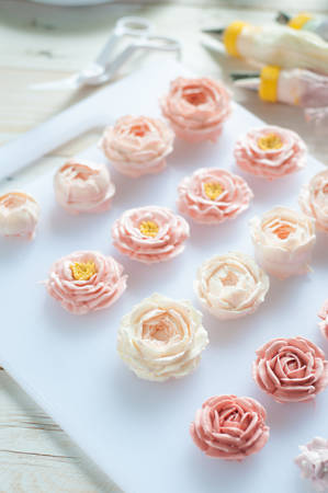 Making buttercream flowerの写真素材