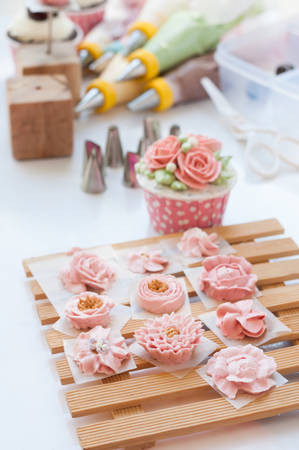 decorating cake, piping flowers buttercreamの写真素材