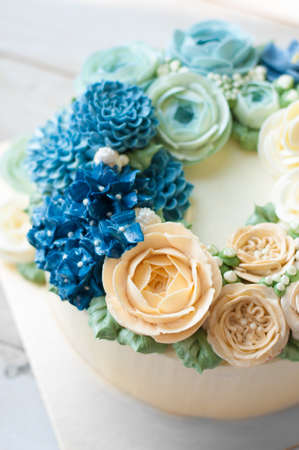 decorating cake, piping buttercreamの写真素材