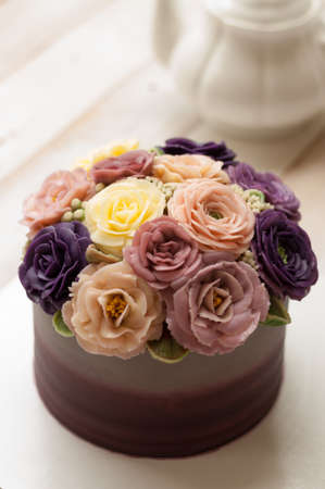 Decorating cake, piping buttercreamの写真素材