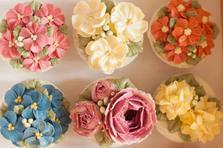 decorating cupcake, piping buttercreamの写真素材