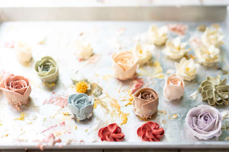 Butter cream flower on tray for decorating cakeの写真素材
