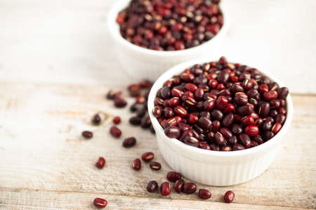 Kidney beans in white ramekin on woodenの写真素材