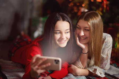 A young girlfriends girlfriends are watching movie on the phoneの写真素材