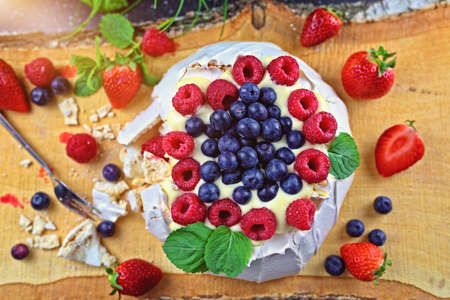 Delicious pavlova meringue with raspberries, strawberries and blueberriesの写真素材