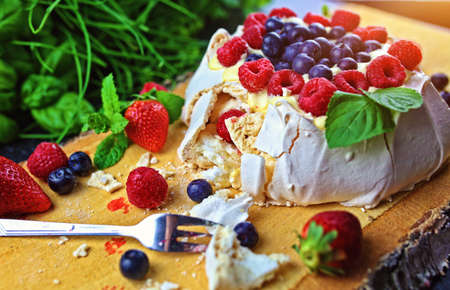 Delicious pavlova meringue with raspberries, strawberries and blueberriesの写真素材