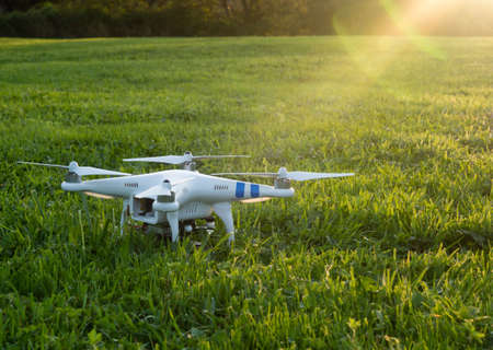 Photo drone on a grassy field at sunset