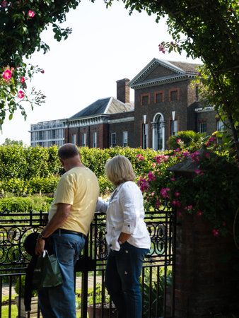 London, UK - June 6, 2018: Tourist couple enjoying Princess Diana Memorial Garden and Kensington Palace in summerのeditorial素材