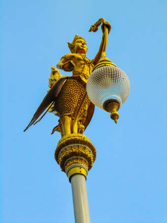 golden Angel holding street lampの素材