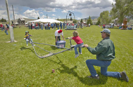Father playing with his children at a picnic in Lima Montanaのeditorial素材