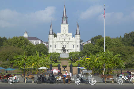 Horse Carriage and tourists in front of Andrew Jackson Statue & St. Louis Cathedral, Jackson Square in New Orleans, Louisianaのeditorial素材