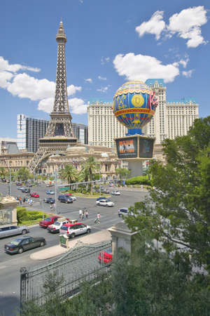 Paris Casino and Eiffel Tower viewed from Bellagio Casino in Las Vegas, NVのeditorial素材