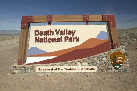 A sign announcing arrival at Death Valley National Park, CAのeditorial素材