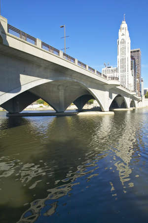 Scioto River and Columbus Ohio skyline in autumnのeditorial素材