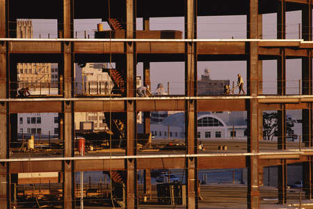 Steel frame of high rise skyscraper under construction< Los Angeles, Californiaのeditorial素材