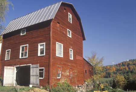 A three story red barn in autumn in VTのeditorial素材