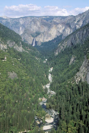 Bridal Veil Falls, Yosemite National Park, Californiaのeditorial素材