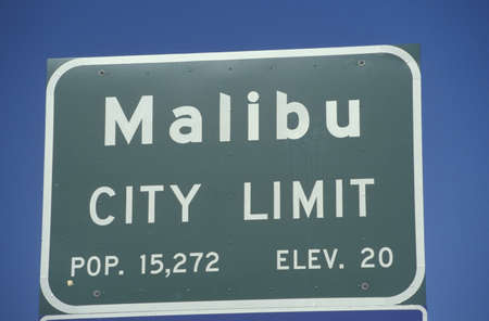 A sign that reads ÒMalibu city limitÓのeditorial素材