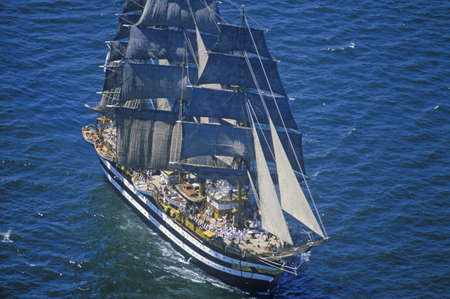 100 tall ship sailing down the Hudson River during the 100 year celebration for the Statue of Liberty, July 4, 1986のeditorial素材