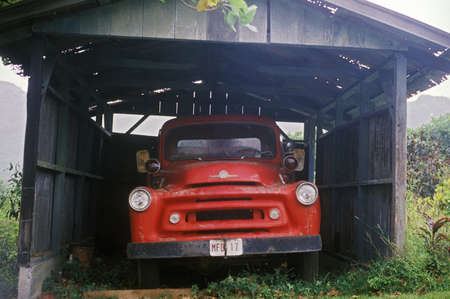 A red truck under an old carport in Hawaiiのeditorial素材