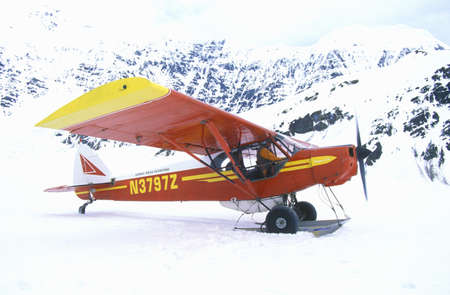 A Piper Bush airplane in the Wrangell St. Elias National Park and Preserve, Alaskaのeditorial素材