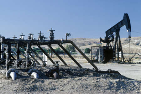 Oil well at Taft, CAのeditorial素材