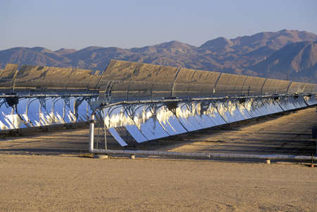Solar Two panels at the South California Edison Plant in Barstow, CAのeditorial素材
