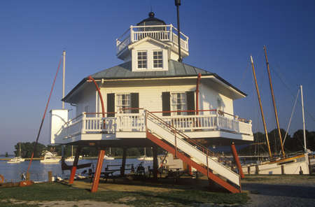 Hooper Strait Lighthouse lamp at Hooper Strait in Tangier Sound, Chesapeake Bay Maritime Museum in St. Michaels, MDのeditorial素材