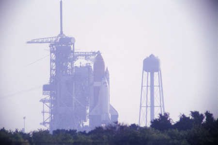 Space shuttle Discovery on the launch pad, Kennedy Space Center, Cape Canaveral, FLのeditorial素材